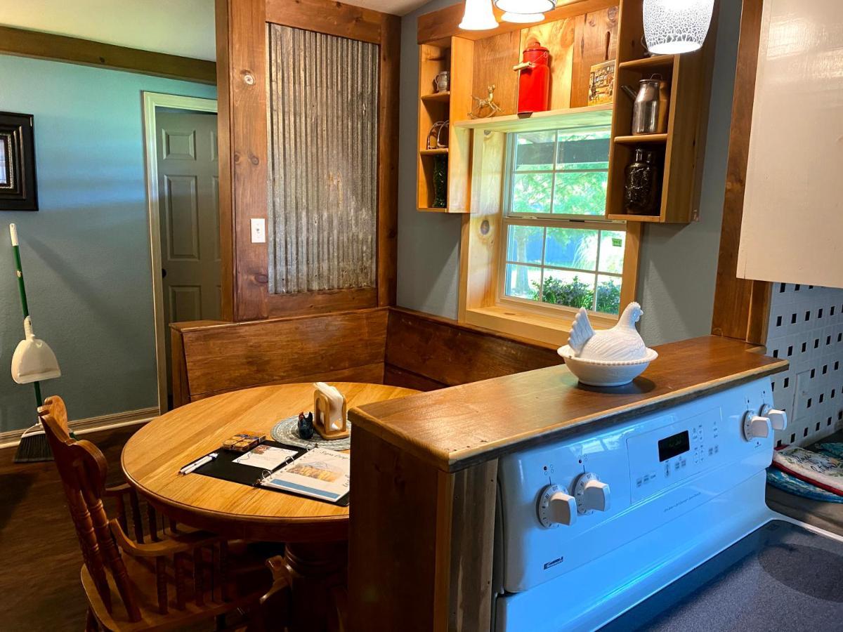 Bunkhouse Farm Stay Fort White Exteriör bild
